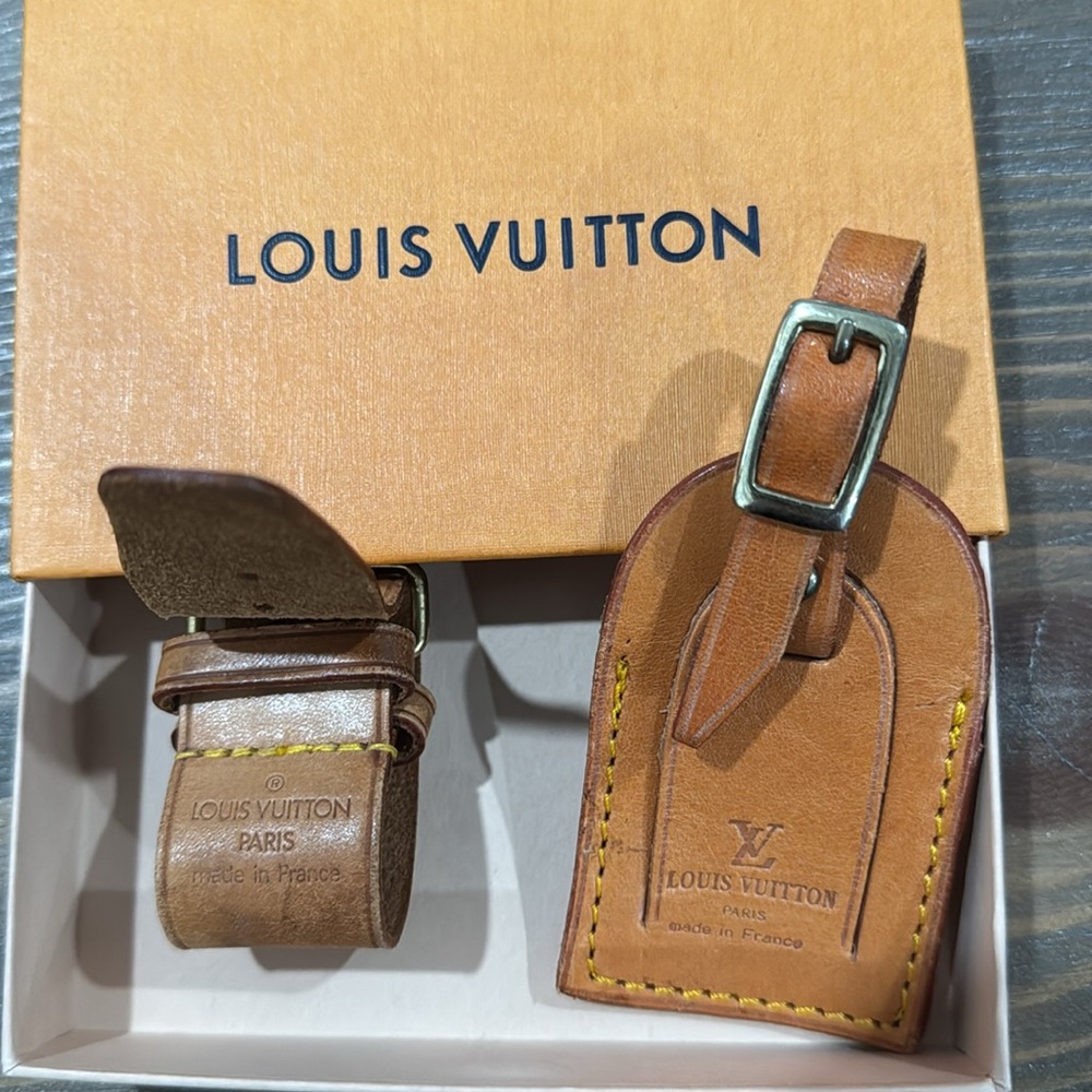 Louis Vuitton Luggage Tag, Poignet and LV Box - Picture 2 of 3